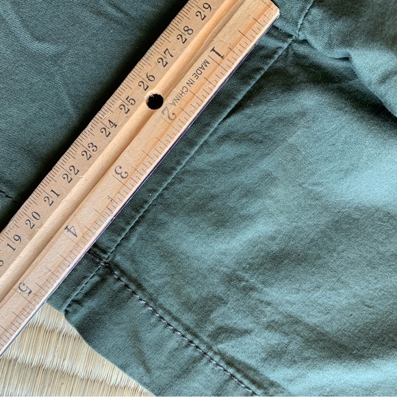 Liz Claiborne army green shorts with pockets, size 12 - Picture 6 of 6